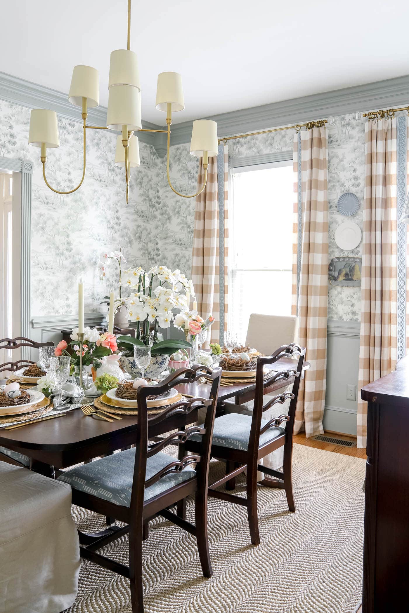 Spring decor on the dining table