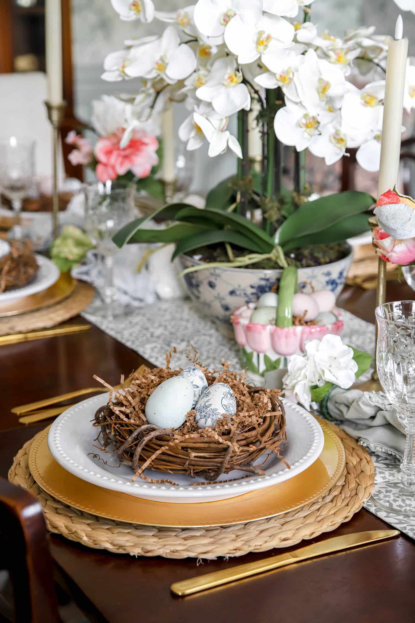 Simple nest with eggs at a spring table setting