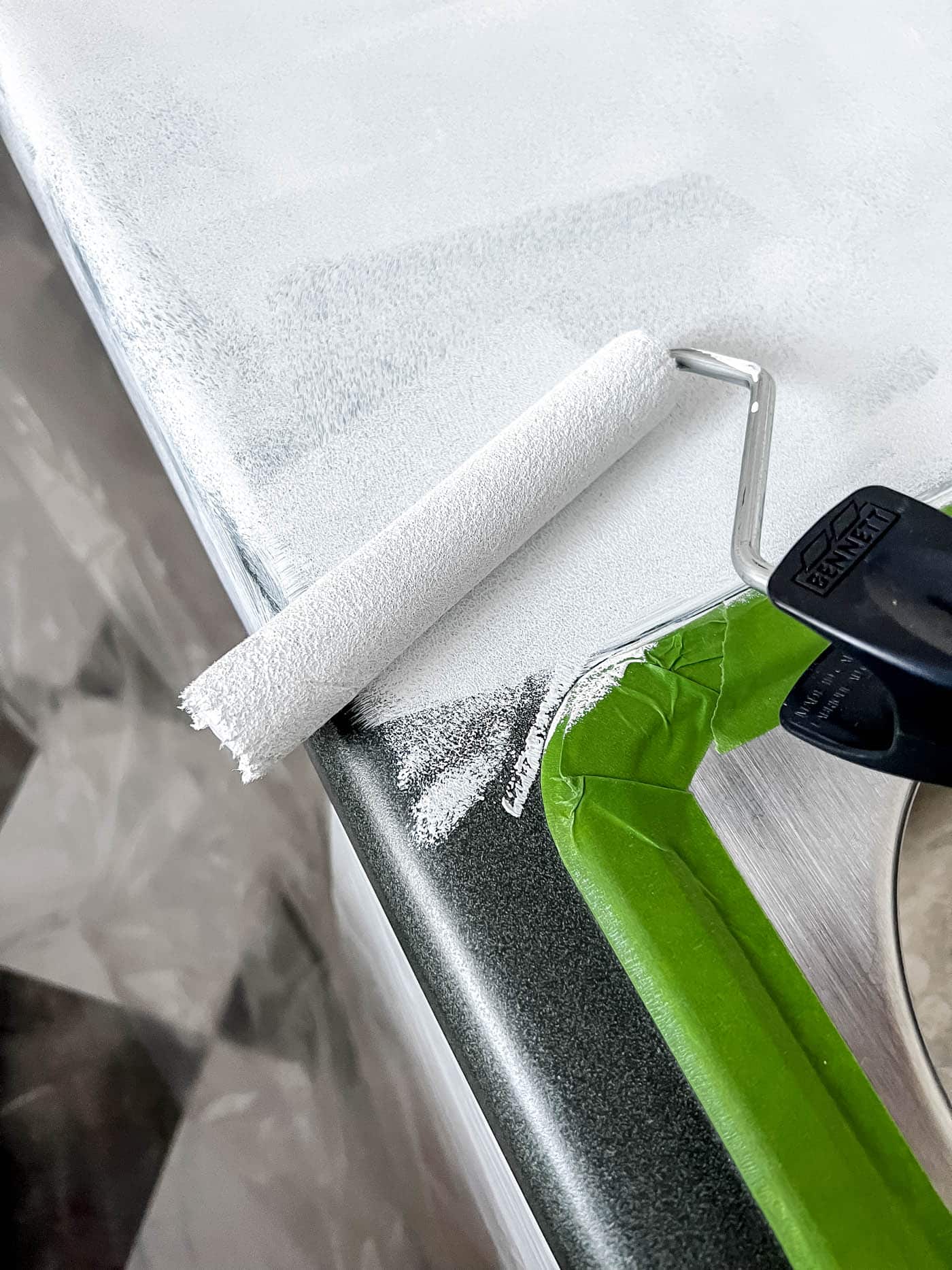 Paint flat surfaces with a fabric roller brush