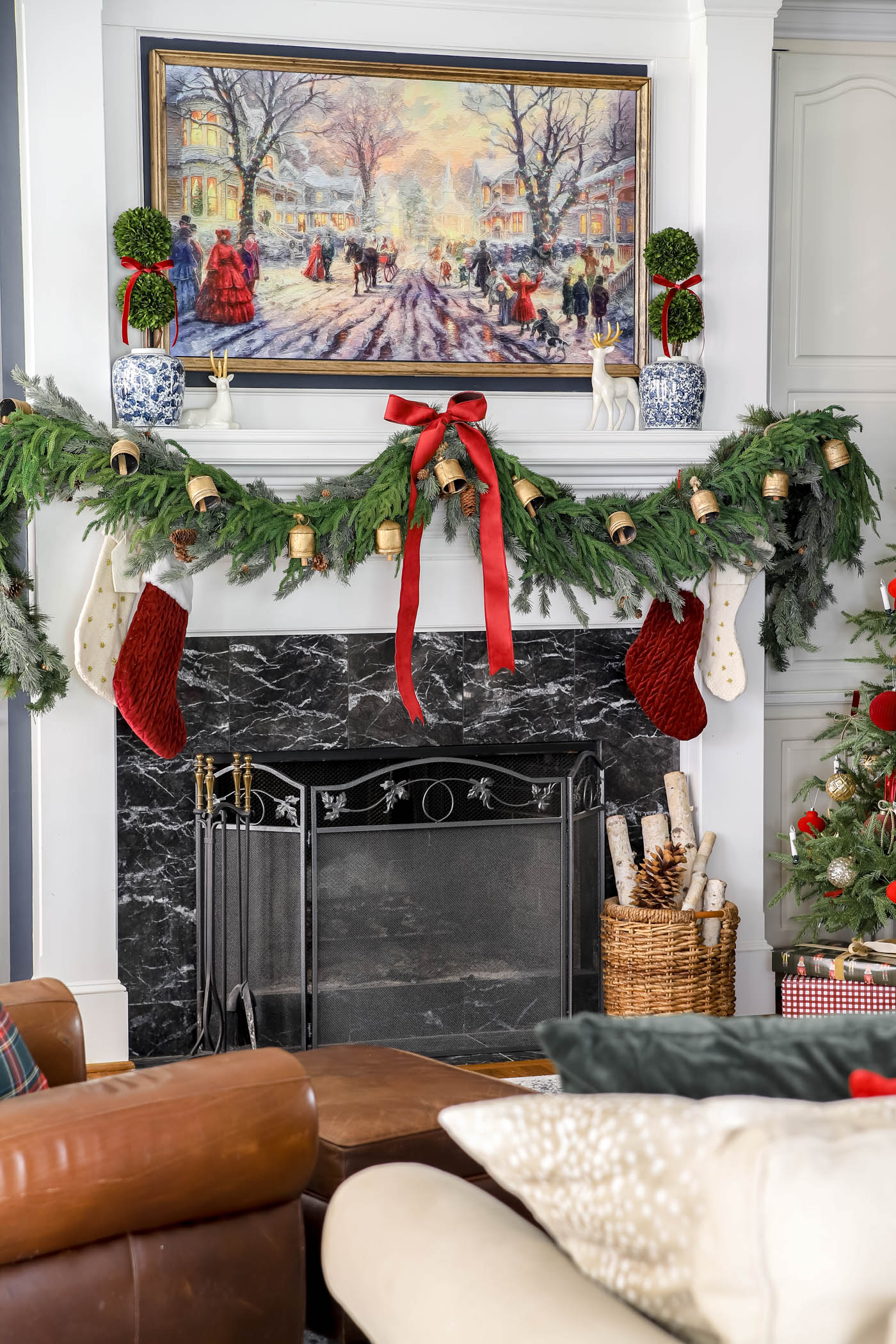 Mantel with traditional garland