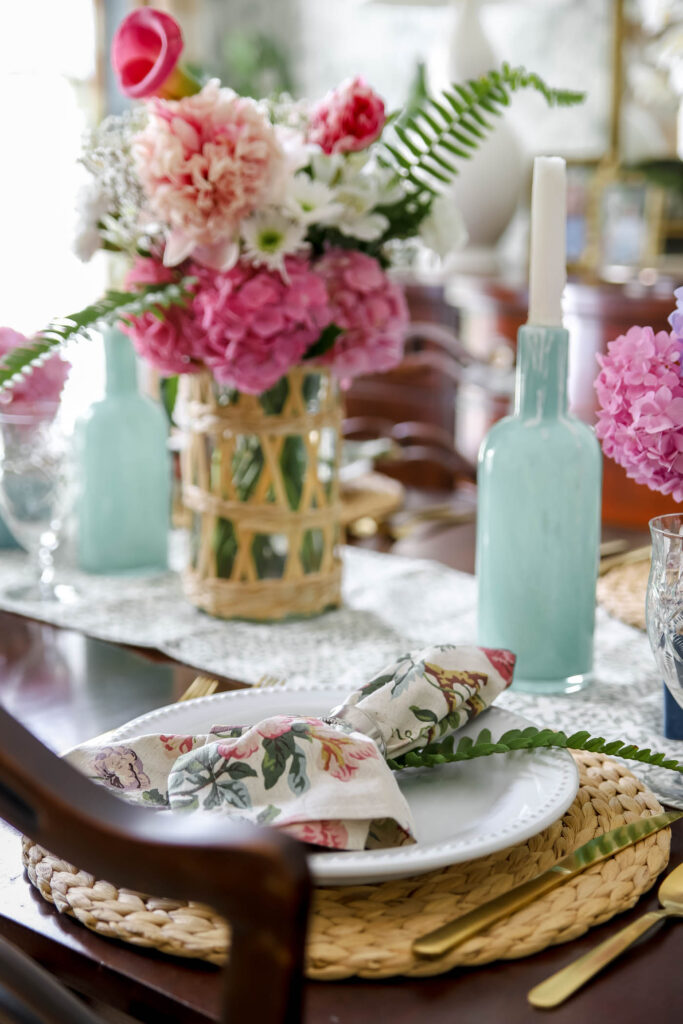 summer table decor with pink blooms.