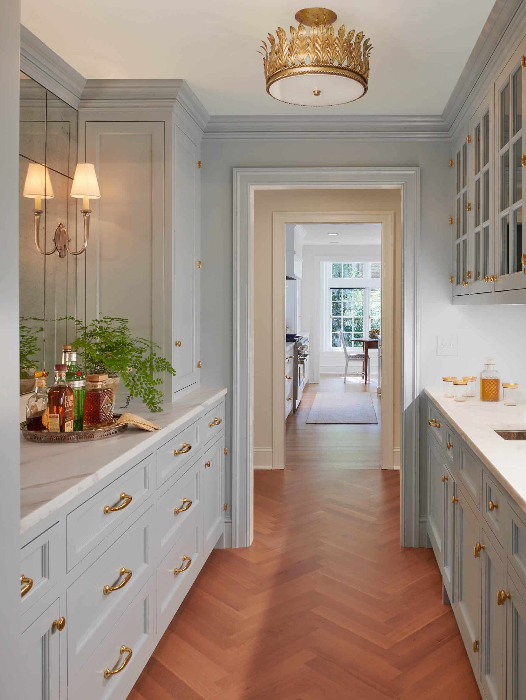 gorgeous pass-through butler's pantry in a New Colonial design style.