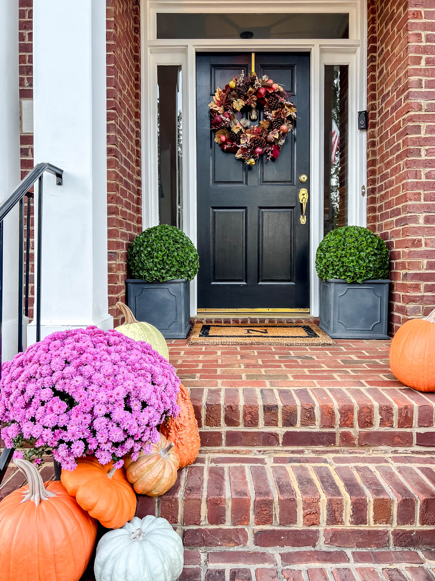 front porch with fake pumpkins that look real!