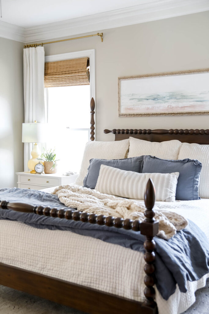 Main traditional bedroom with four poster bed.