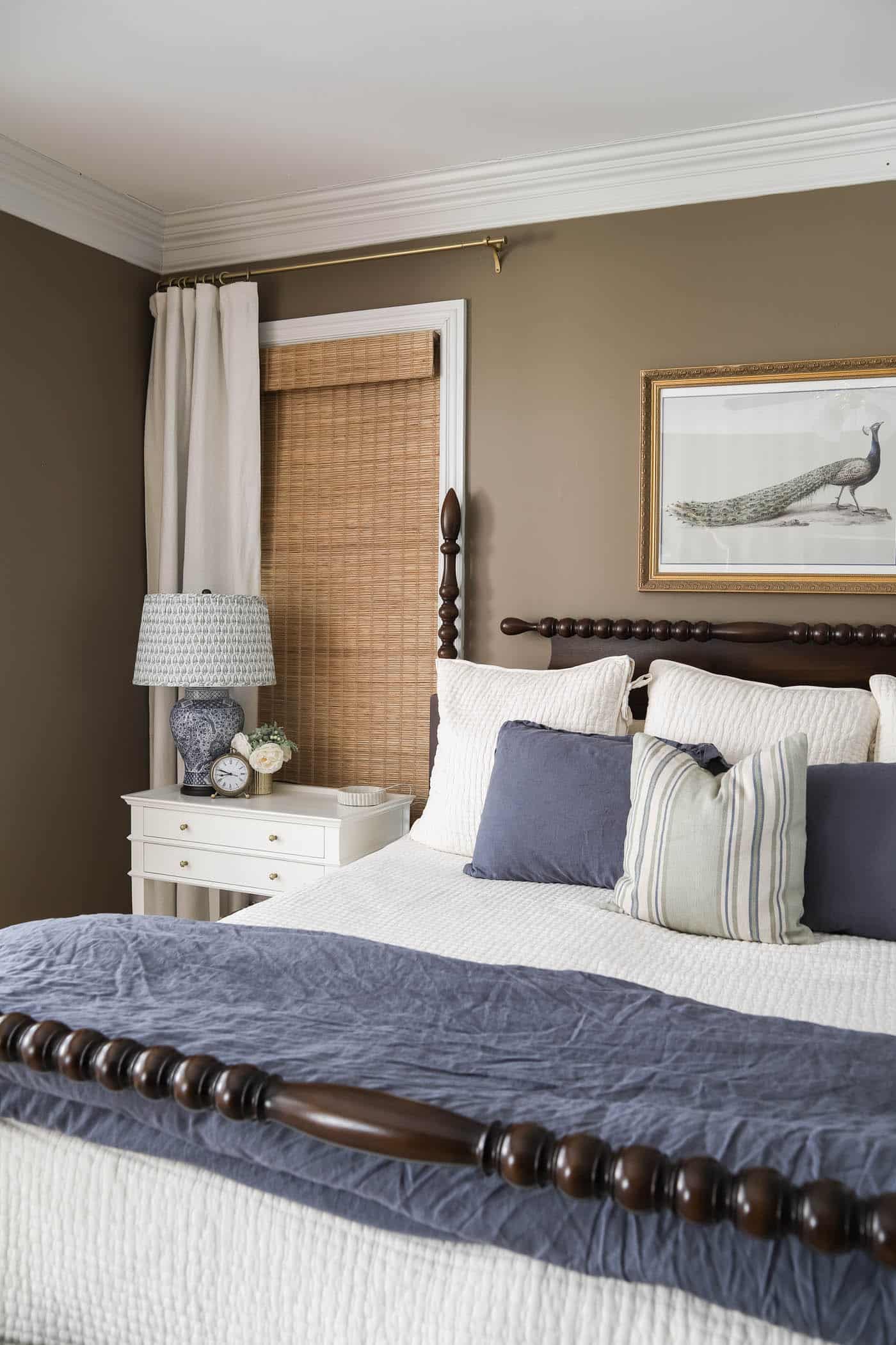 timeless bedroom decor ideas with a green chinoiserie lamp