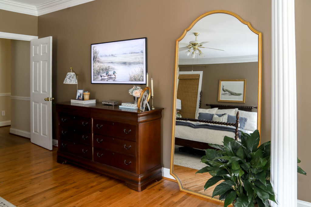 how to style a leaning mirror between a dresser and a column.