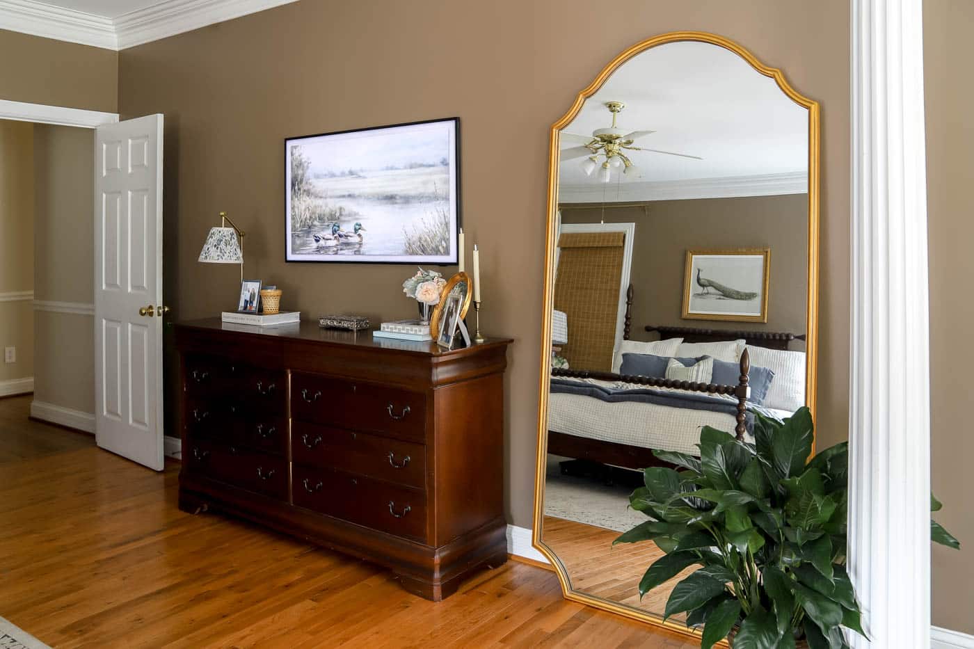 how to style a leaning mirror between a dresser and a column.